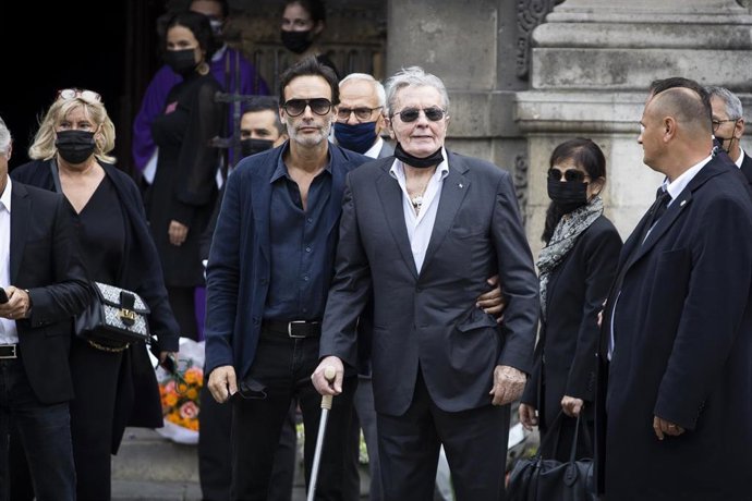Archivo - El actor Alain Delon y su hijo Anthony Delon en el funeral de Jean-Paul Belmondo