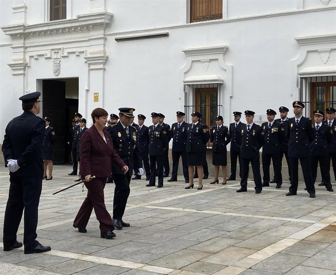 La subdelegada del Gobierno en Badajoz, María Isabel Cortés, participa en el izado de bandera con motivo del bicentenario de la Policía Nacional, en la Asamblea de Extremadura (Mérida)