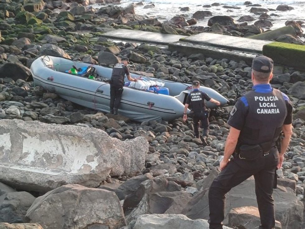Investigan la procedencia de una lancha varada en la Avenida Marítima de Las Palmas de Gran Canaria
