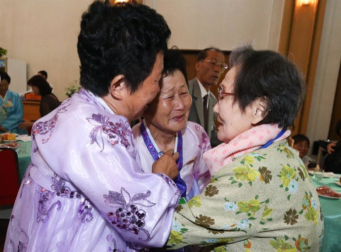 Archivo - MOUNT KUMGANG, Aug. 20, 2018  Members of separated families reunite in Mount Kumgang in the southeast of the Democratic People's Republic of Korea on Aug. 20, 2018. .Families of South Korea and the Democratic People's Republic of Korea (DPRK),