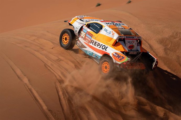 Isidre Esteve y Txema Villalobos con un coche del Repsol Toyota Rally Team.