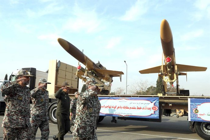 Archivo - December 10, 2023, Tehran, Iran: Iranian army officials inspecting Iranian homemade Karrar drones displayed during an inauguration ceremony in Tehran. The Iranian Army announced that Karrar drones equipped with a sophisticated air-to-air missi