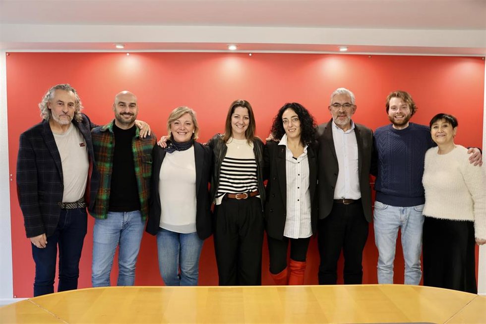 Ediles socialistas en el Ayuntamiento de Lugo con la nueva alcaldesa de Lugo, Paula Alvarellos, a la izquierda de la regidora saliente Lara Méndez
