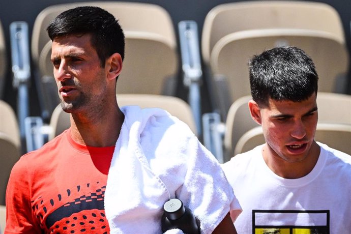 Archivo - Novak Djokovic y Carlos Alcaraz