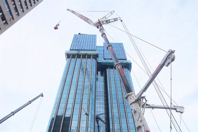 El desmontaje de una grúa en las obras de rehabilitación de las Torres de Colón