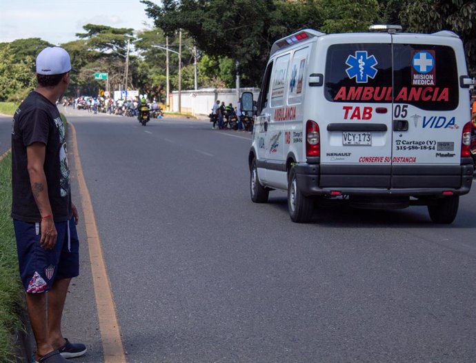 Archivo - May 11, 2021, Cartago, Valle del Cauca, Colombia: An ambulance passes by as people waiting for gasoline supply on the road from Cartago to Zaragoza Valle del Cauca, May 11, 2021 amid protests and road closings amid anti-government protests in Co