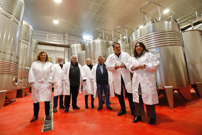 La conselleira de Economía, Industria e Innovación, María Jesús Lorenzana, en una visita a las instalaciones de la empresa Terras de Asorei.