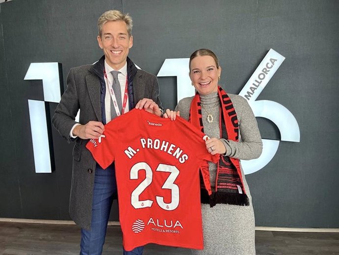 La presidenta del Govern, Marga Prohens, junto con el CEO del RCD Mallorca, Alfonso Díaz.