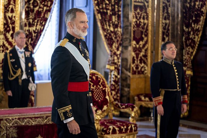 El Rey Felipe VI (2i) y el ministro de Asuntos Exteriores, Unión Europea y Cooperación, José Manuel Albares (1d), durante el acto del recibimiento de las cartas credenciales, en el Palacio Real, a 12 de enero de 2024, en Madrid (España). Felipe VI retom