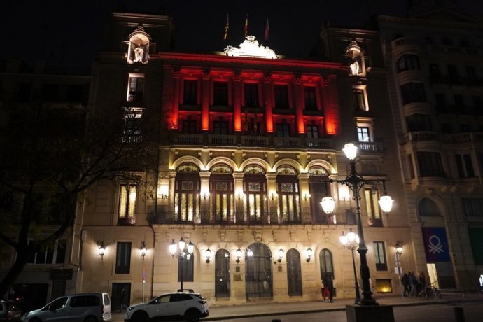 La fachada de la Paeria de Lleida se ilumina de rojo para llamar a las donaciones de sangre