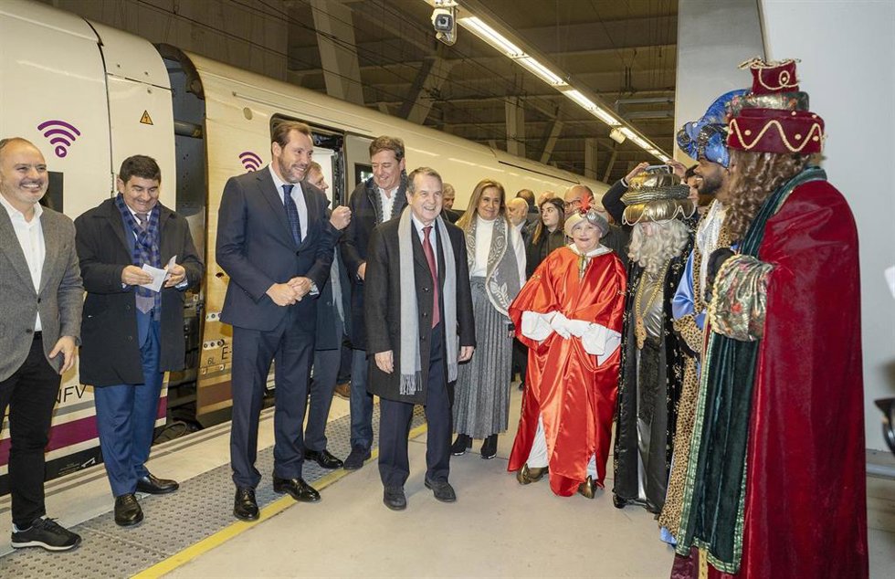 (I-D) El ministro de Transportes y Movilidad Sostenible, Óscar Puente; el candidato del PsdeG a la Xunta de Galicia, Xosé Ramón Gómez Besteiro y el alcalde de Vigo, Abel Caballero, llegan a la estación de Vigo en un tren Avril de alta velocidad, donde s
