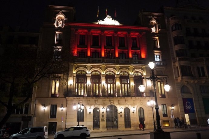 La façana de la Paeria de Lleida s'il·lumina de vermell per cridar a les donacions de sang