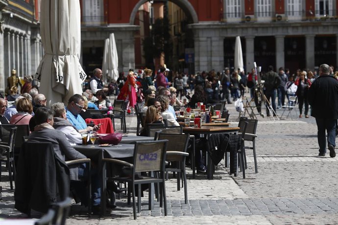 Archivo - Turistas en las terrazas de la Plaza Mayor de Madrid.