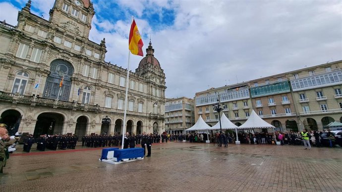 Izado de la bandera española en la Praza de María Pita, en A Coruña