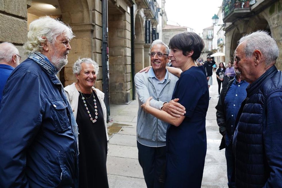 Archivo - (I-D) Los que fueran dirigentes históricos del BNG Xosé Manuel Beiras; Encarna Otero; el que fuera diputado en el Parlamento de Galicia, Suarez Canal; y la portavoz nacional del BNG, Ana Pontón, se saludan a su llegada a la presentación de un 