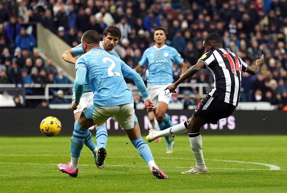 13 January 2024, United Kingdom, Newcastle Upon Tyne: Newcastle United's Alexander Isak scores their side's first goal of the game during the English Premier League soccer match between Newcastle United and Manchester City at St. James' Park Stadium. Ph