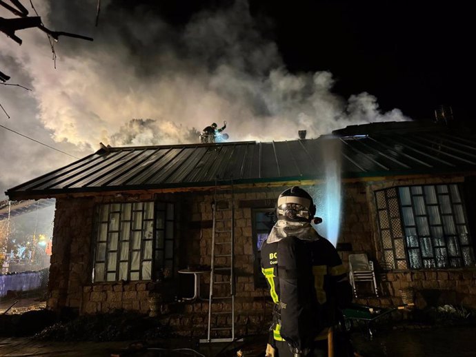 Bomberos de la Comunidad de Madrid se encuentran trabajando en la extinción de un incendio de la cubierta en una vivienda en el municipio Becerril de la Sierra