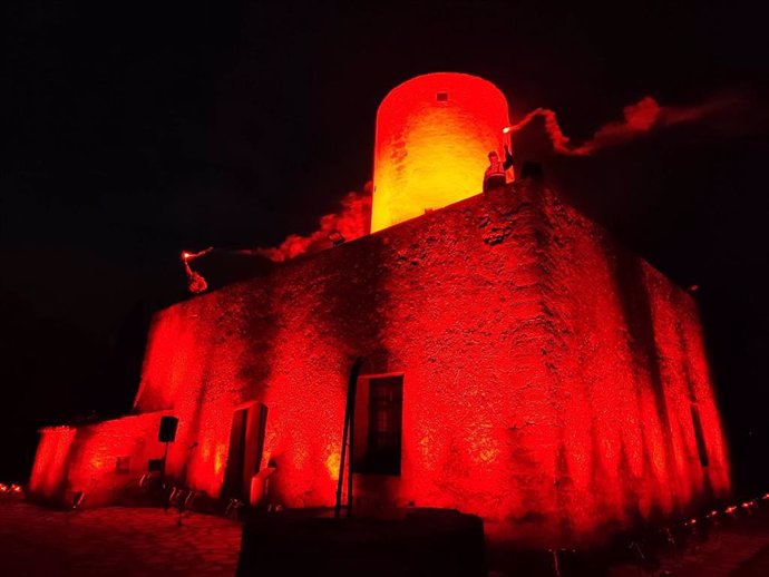 La torre del Museu del Fang de Marratxí se enciende por los derechos humanos