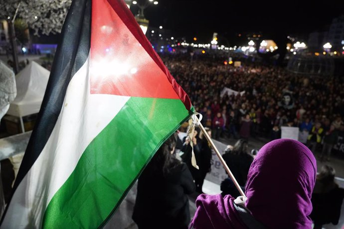 Archivo - Varias mujeres portan banderas palestinas, durante una manifestación contra la violencia hacia la mujer, a 25 de noviembre de 2023, en Bilbao, Vizcaya, País Vasco (España). La marcha ha sido convocada por el Movimiento Feminista de Euskal Herria