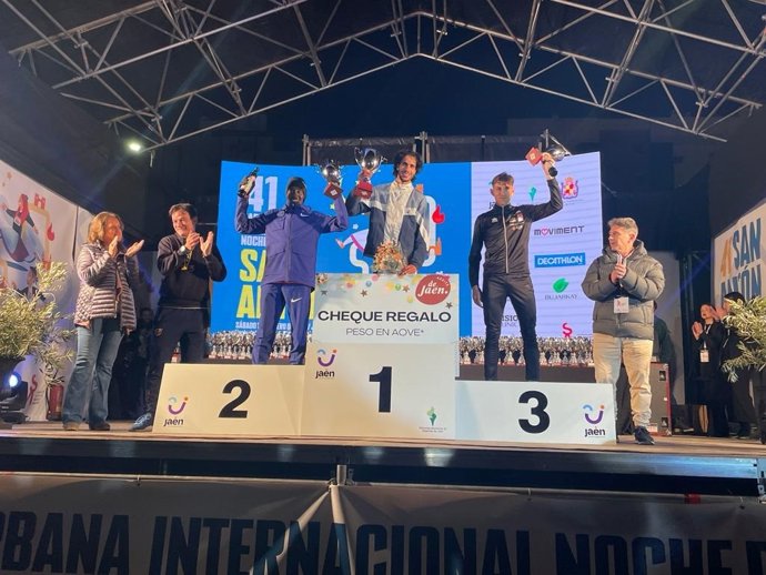 Podio masculino de la XLI Carrera Urbana Internacional Noche de San Antón.