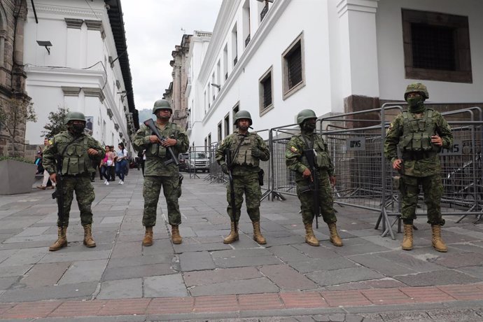 QUITO, Jan. 10, 2024  -- Ecuadorian soldiers stand guard outside the presidential palace in Quito, Ecuador, Jan. 9, 2024. Ecuadorian President Daniel Noboa on Tuesday declared "internal armed conflict" and mobilized the army to combat organized crime link