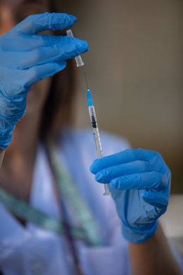 Archivo - Una sanitaria prepara la vacuna durante el inicio de la campaña de vacunación