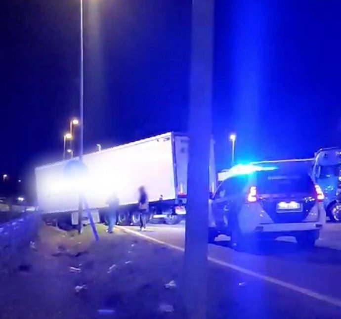 Imagen del camión accidentado en Legarda.