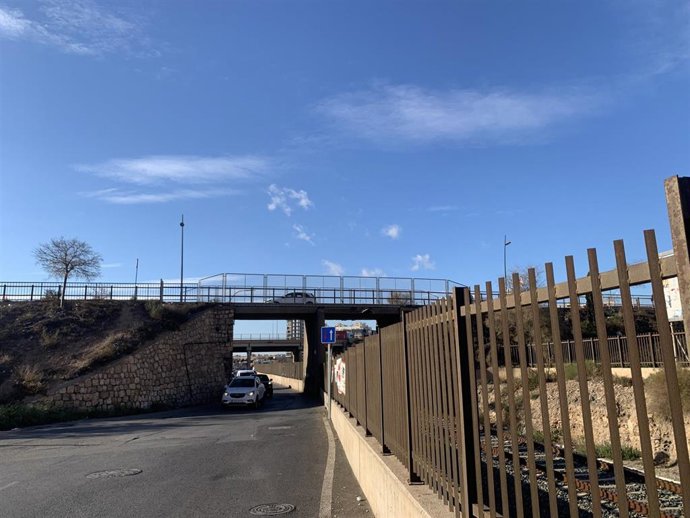 Puente de Los Molinos sobre las vías del tren y la carretera de Sierra Alhamilla de la capital