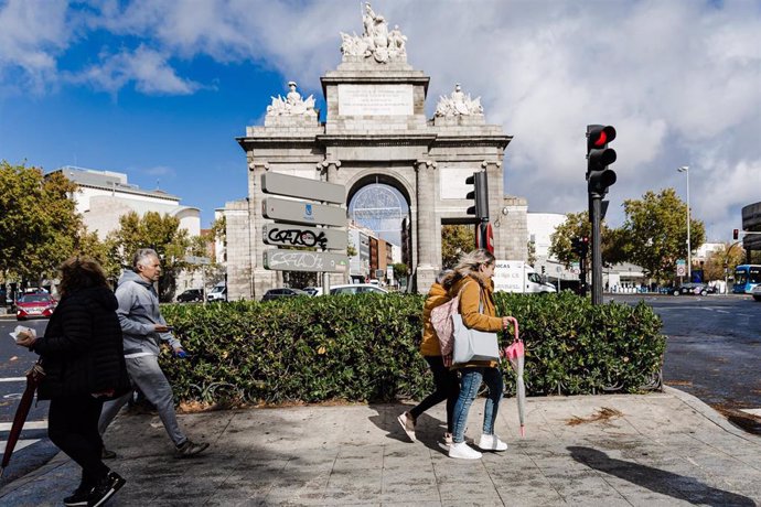 Archivo - Varias personas con el pelo movido por el viento, a 2 de noviembre de 2023, en Madrid (España). La Agencia Estatal de Meteorología (AEMET) ha activado la alerta roja en Madrid por fuertes vientos provocados por la borrasca Ciarán. En la mañana