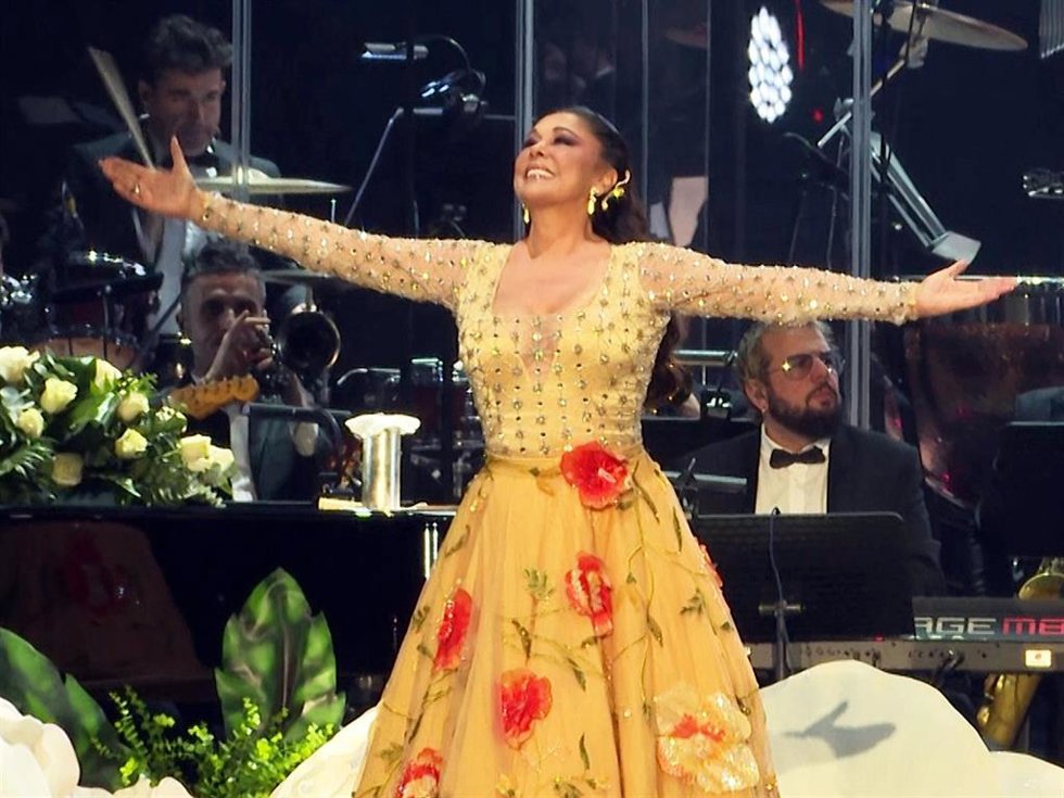 Isabel Pantoja en el escenario durante su concierto a 13 de Enero de 2023 en Bilbao (España).