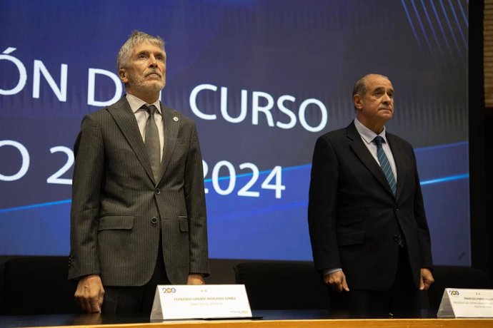 Archivo - El ministro del Interior, Fernando Grande-Marlaska (i), y el director general de la Policía, Francisco Pardo (d), durante la inauguración del nuevo curso académico del Centro Universitario de la Policía Nacional en Ávila