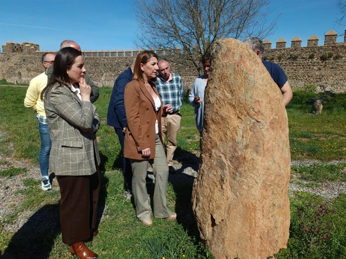 Archivo - La delegada de Turismo, Cultura y Deporte  de la Junta en Huelva, Teresa Herrera, durante su visita en marzo de 2023 a los trabajos en el Castillo de Sancho IV de Cumbres Mayores.