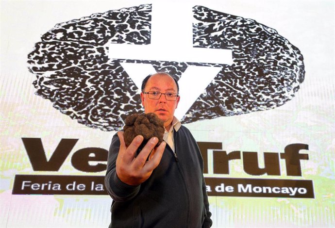La trufa más grande del concurso de la Feria de Vera de Moncayo se subasta por 5.700 euros.