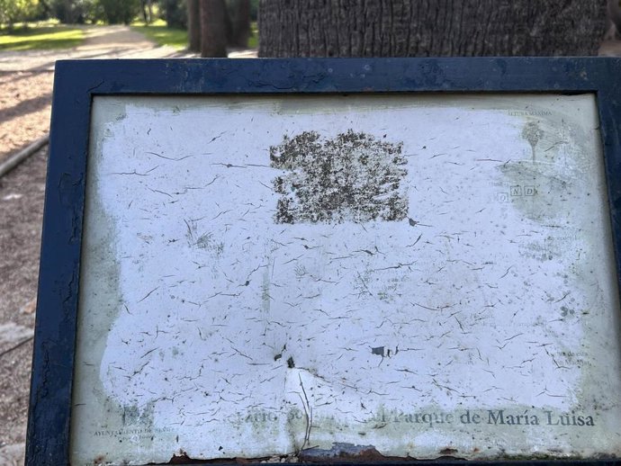 Uno de los actiuales carteles informativos deteriorados del Parque de María Luisa.