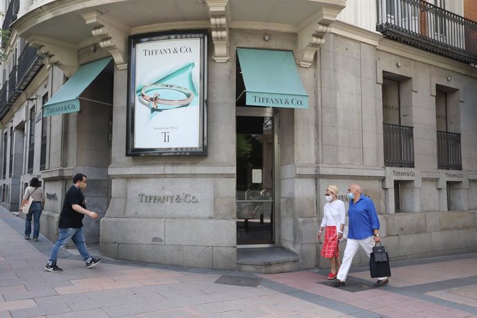 Archivo - Varias personas pasan junto a la entrada de la tienda Tiffany de la calle José Ortega y Gasset, 10 de Madrid. 