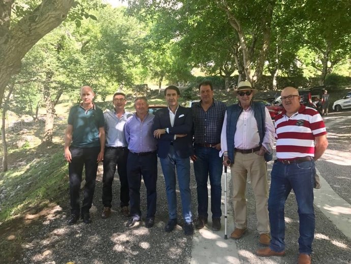 El Consejero de Medio Ambiente, Vivienda y Ordenación del Territorio, Juan Carlos Suárez-Quiñones, ha mantenido una reunión con los alcaldes de los municipios de Posada de Valdeón y Oseja de Sajambre