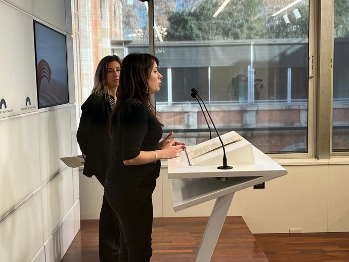 Laure Vega esta semana en el Parlament junto a Laia Estrada
