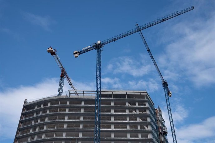 Archivo - Varias grúas en una zona de obras, a 31 de diciembre de 2022, en Barcelona, Cataluña (España). 