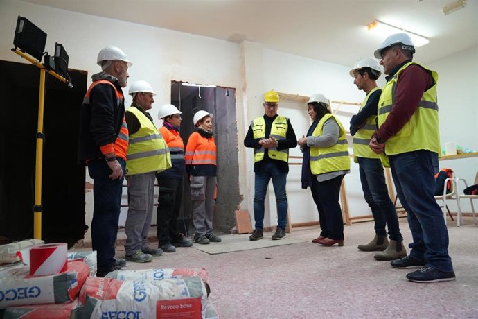 Matilde Díaz visita las obras para el albergue del peregrino en Huércal de Almería