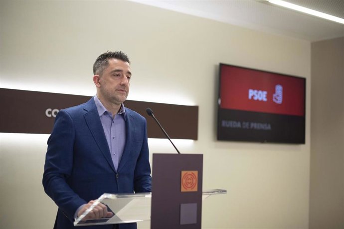 Archivo - El portavoz socialista de Sanidad, Iván Carpi, en rueda de prensa.