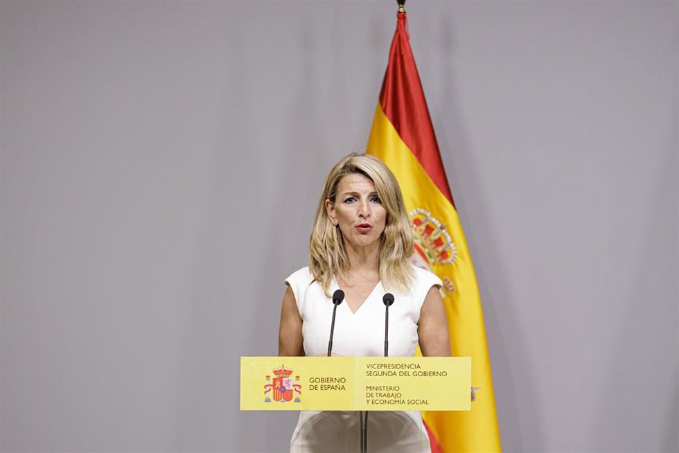 Archivo - La vicepresidenta primera y ministra de Trabajo y Economía Social, Yolanda Díaz, ofrece una rueda de prensa tras su reunión con el ministro de Trabajo de Brasil, en la sede del Ministerio, a 25 de abril de 2023, en Madrid (España). El encuentr