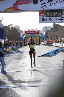 La keniana Agnes Jebet bate el récord del mundo de 10 kilómetros en el 10K Valencia Ibercaja