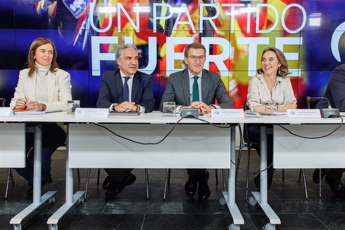 El coordinador general del PP, Elías Bendodo (2i); el presidente del Partido Popular, Alberto Núñez Feijóo (2d), y la secretaria general del Partido Popular, Cuca Gamarra (1d), durante la reunión del Comité Ejecutivo Nacional del Partido Popular, en la 