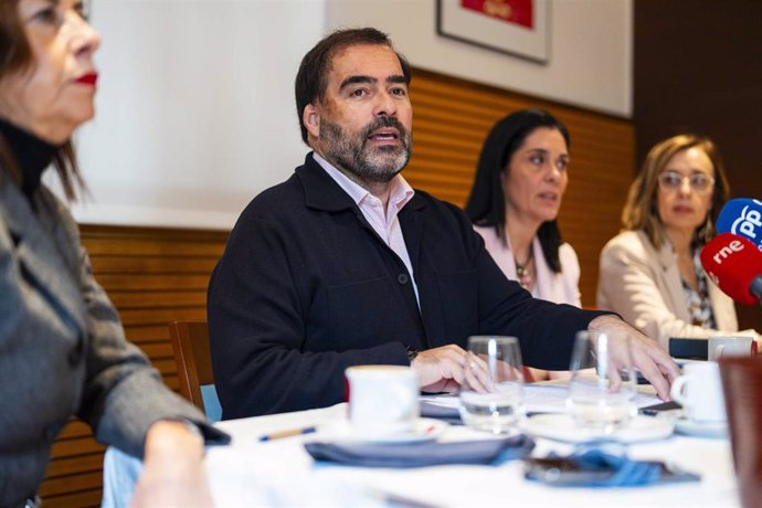 El portavoz de los populares en la Cámara gallega, Alberto Pazos Couñago, y la secretaria xeral del PPdeG, Paula Prado, en un desayuno informativo