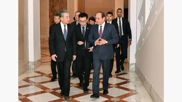 Wang Yi y Abdelfatá al Sisi