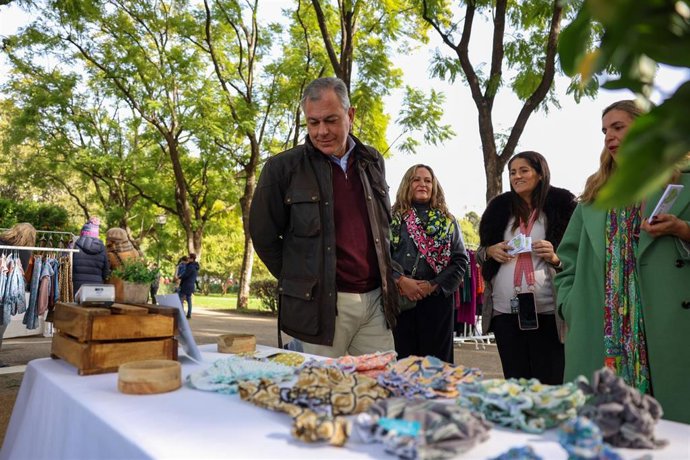El alcalde de Sevilla, José Luis Sanz, ha visitado la quinta edición del Unique Market Solidario, que cada segundo domingo de mes se celebra en el Parque de los Príncipes de la capital hispalense.