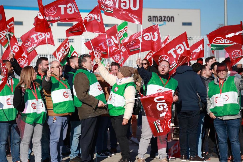 La plantilla de Amazon en Dos Hermanas se concentra a las puertas del centro logístico de Amazon de la Carretera de la Isla.