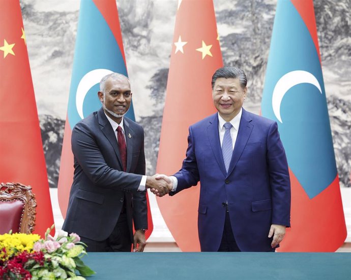 El presidente de Maldivas, Mohamed Muizzu, con el presidente de China, Xi Jinping