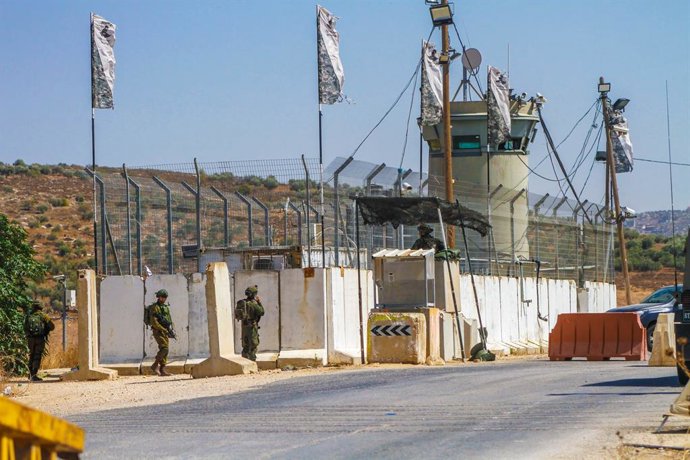 Archivo - September 29, 2023, Nablus, Palestine: Israeli soldiers stand alert around an Israeli checkpoint near the Palestinian town of Beit Furik, east of Nablus, in the northern West Bank. A speeding car tried to run over a number of occupation soldie