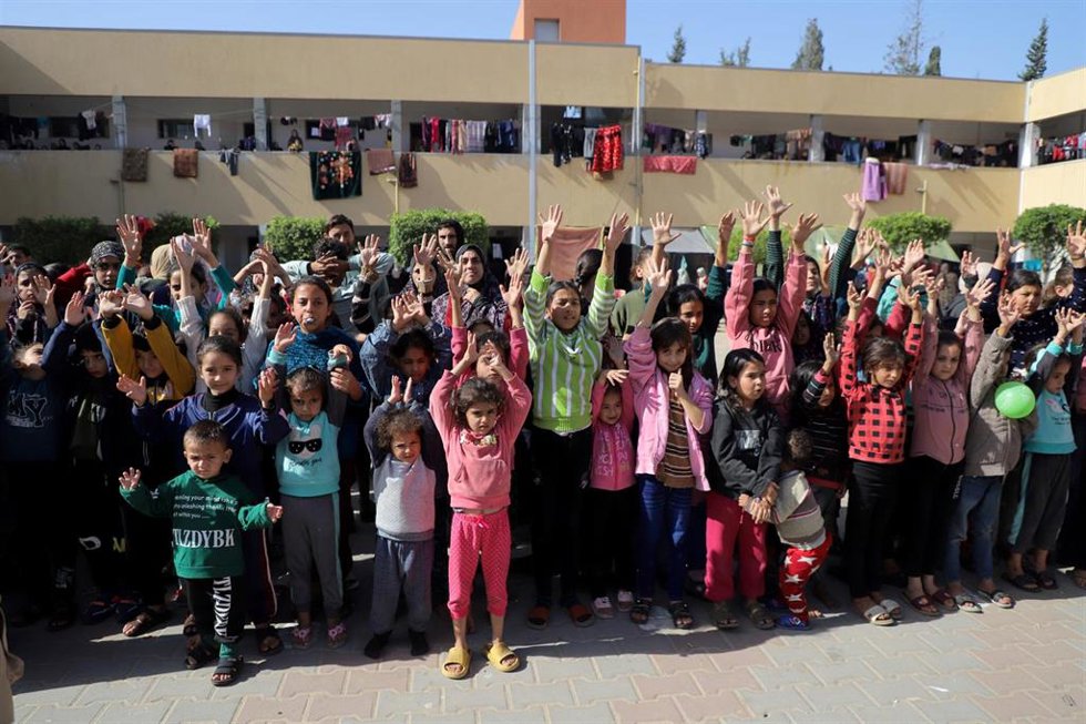 Archivo - Menores en una escuela de la UNRWA en la Franja de Gaza